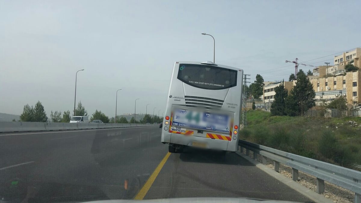 נהג האוטובוס העמיס נוסעים והורד מהכביש