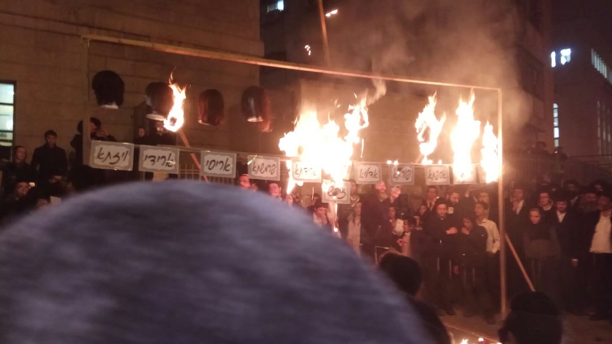 לקול שירה: טקס שריפת פאות נכריות   • צפו