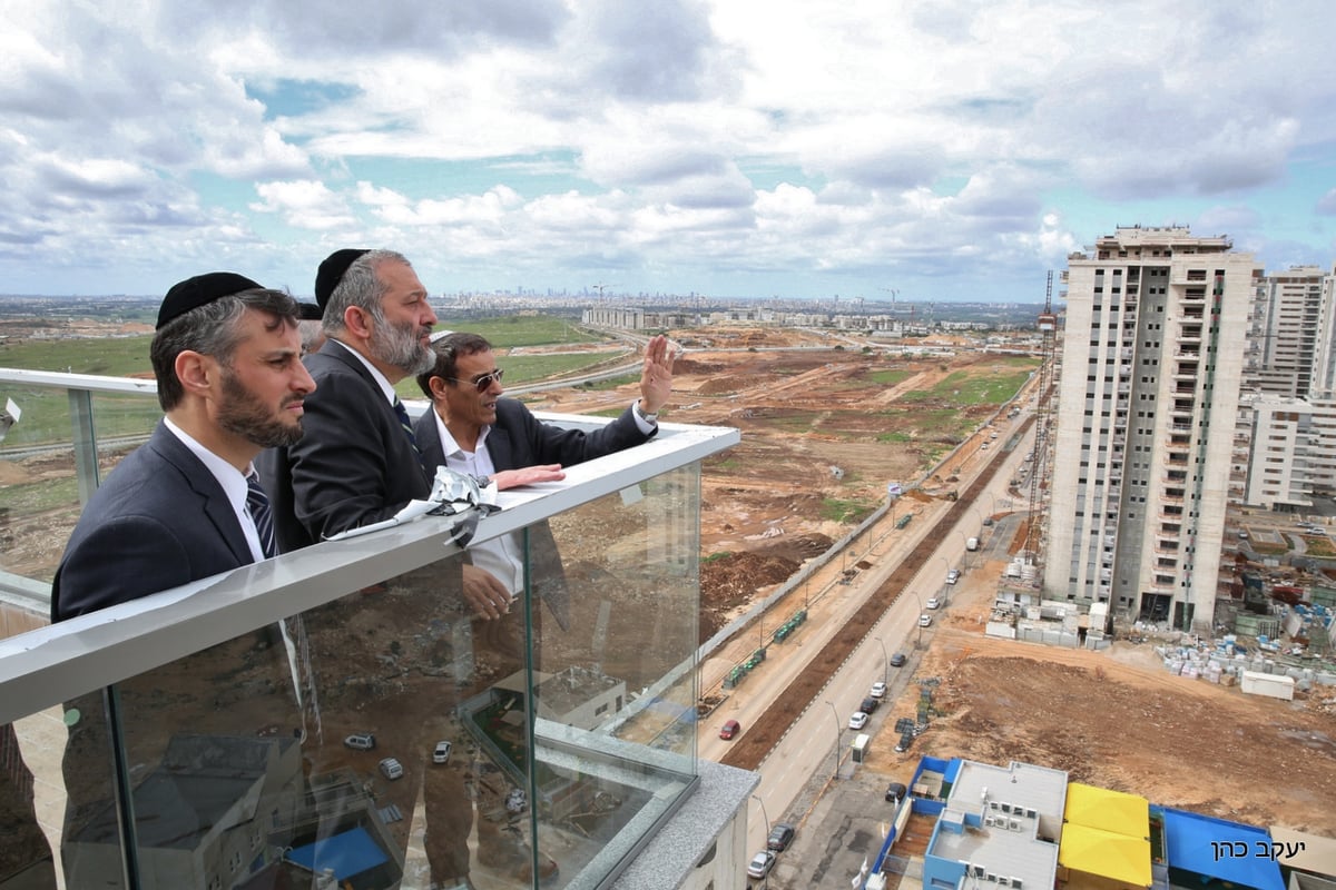 ביטון ויו"ר ש"ס דרעי משקיפים על אלעד, השבוע