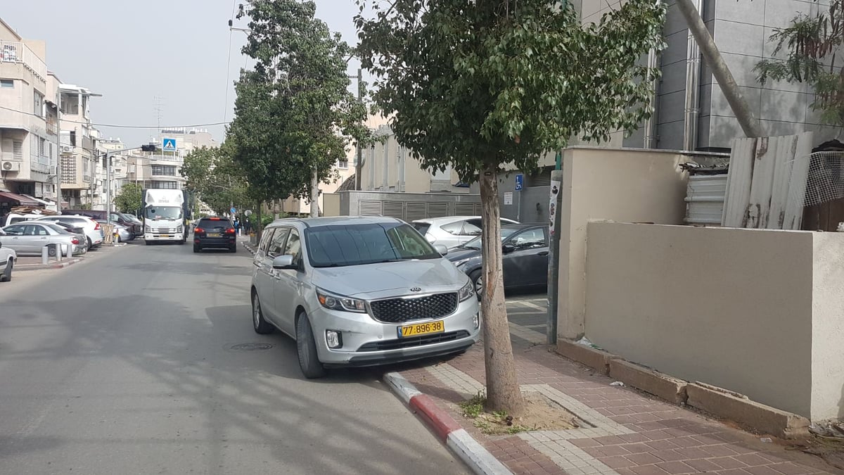 האם ראש עיריית בני ברק נכה? לפי החניות של רכבו  - כן