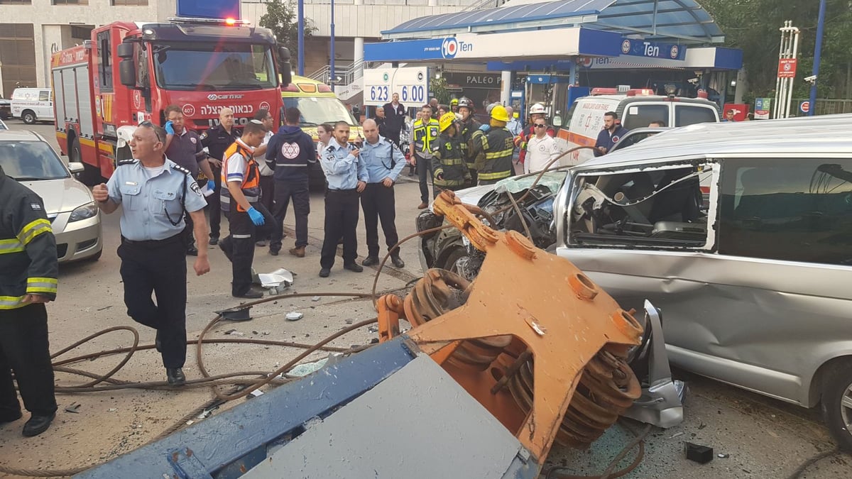 אישה נהרגה מקריסת מנוף על רכבה בכפר סבא