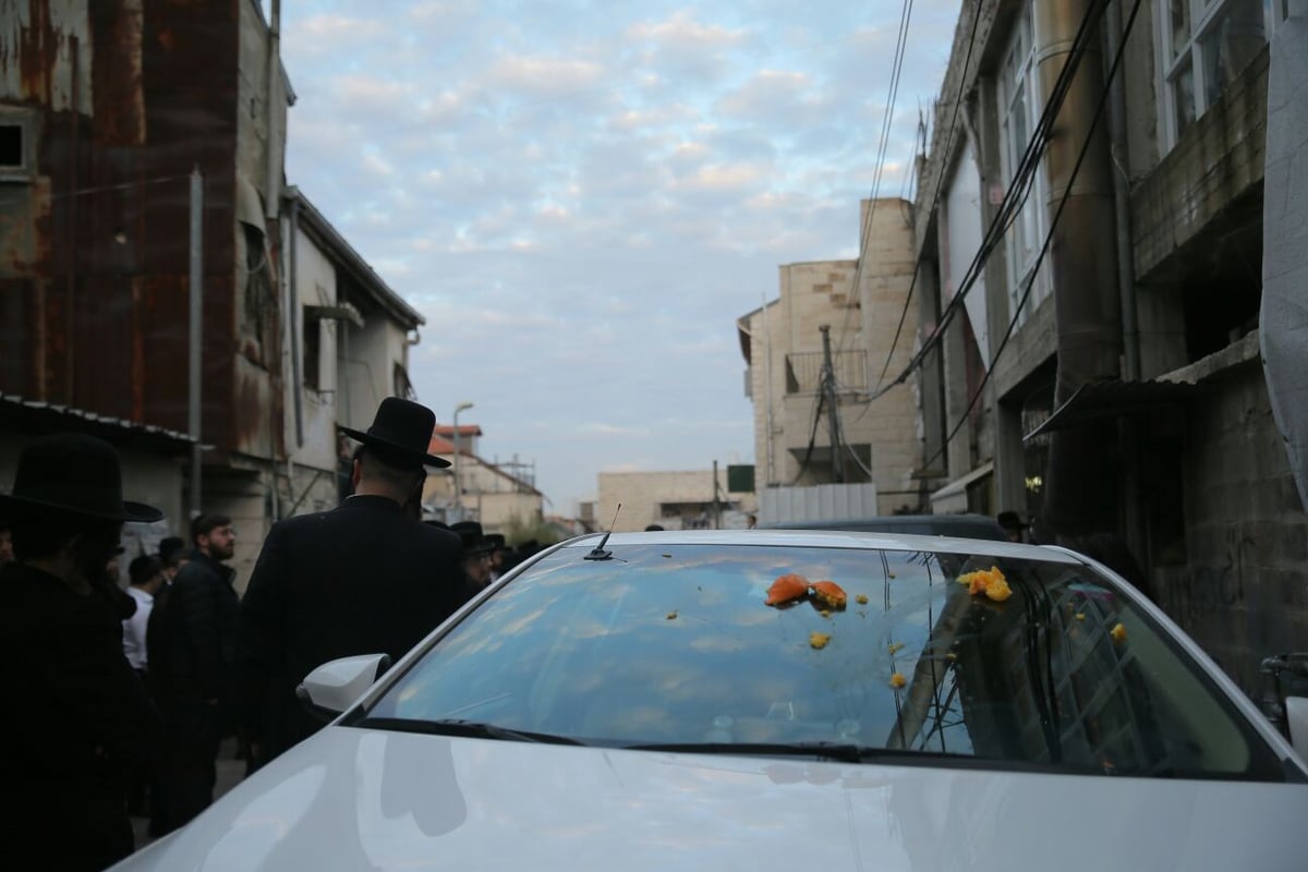 רב הכותל הותקף על ידי עשרות קיצונים במאה שערים. צפו בחילוץ