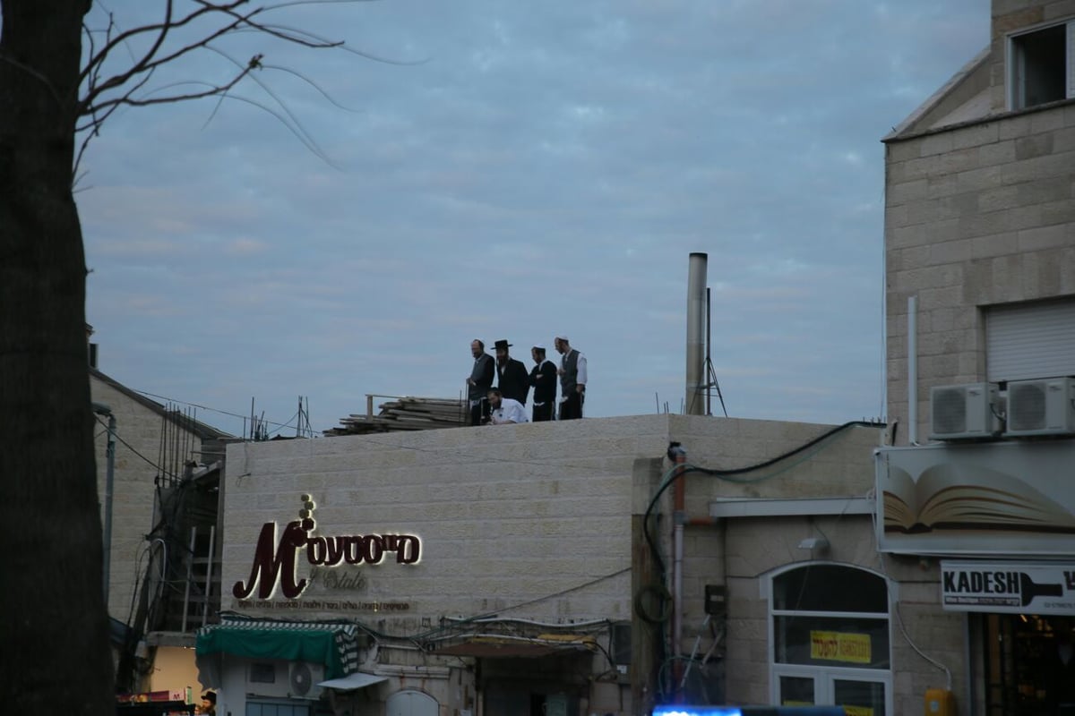 רב הכותל הותקף על ידי עשרות קיצונים במאה שערים. צפו בחילוץ