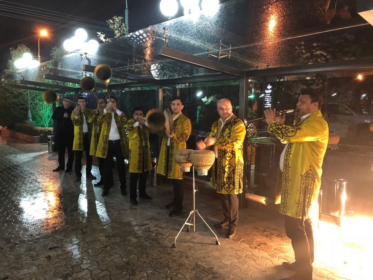 כשחסידי חב"ד וסטמאר רקדו ביחד עם הקוזקים