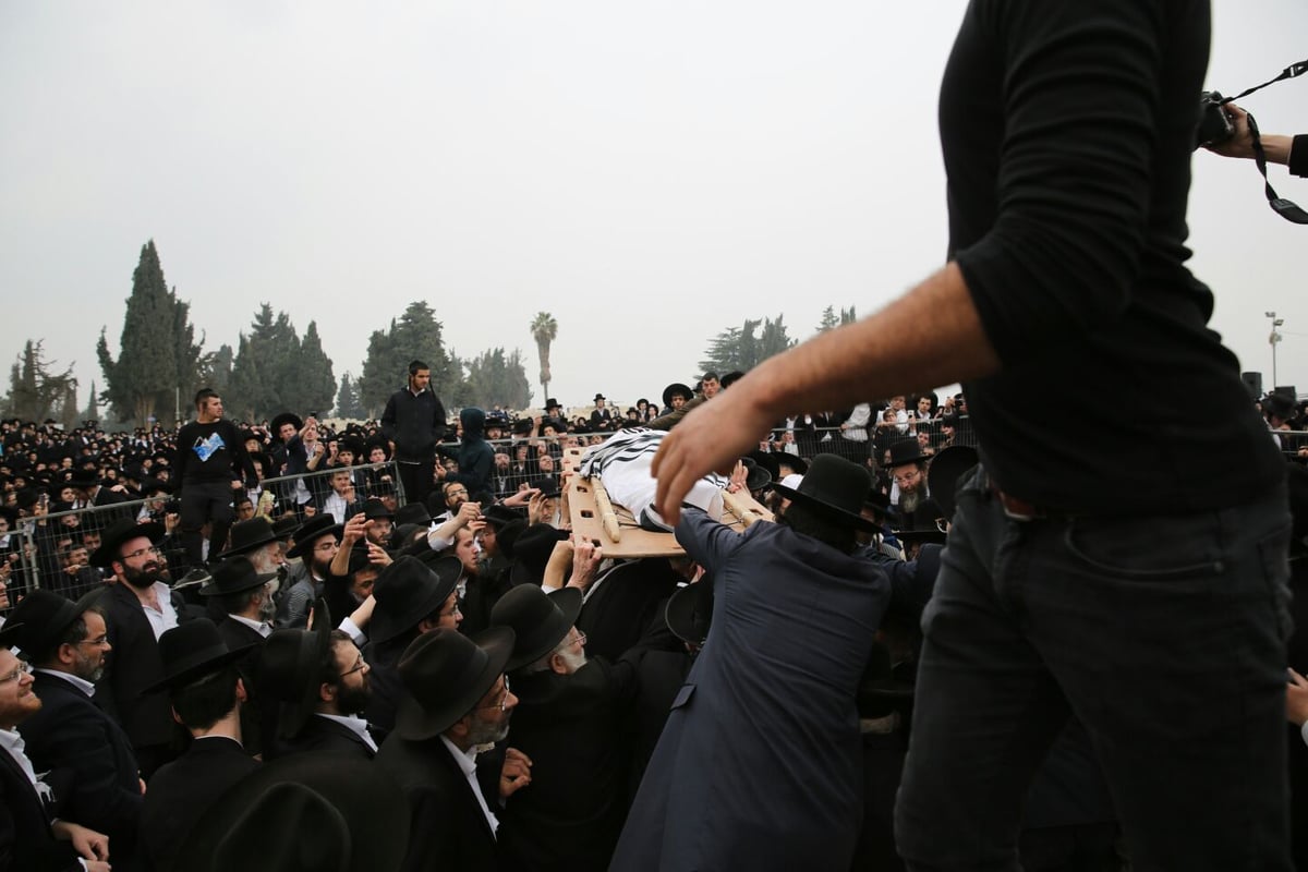 תיעוד: קבורת הגר"ש אוירבך זצ"ל בהר המנוחות