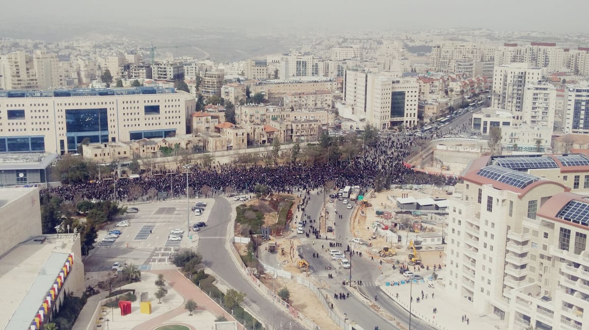 ההמונים סביב מיטת הגר"ש אוירבך • צפו בווידאו