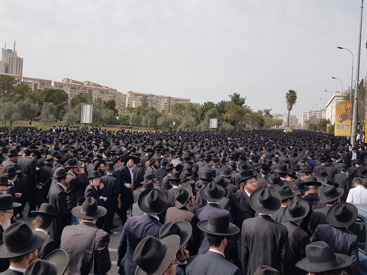 ההמונים סביב מיטת הגר"ש אוירבך • צפו בווידאו