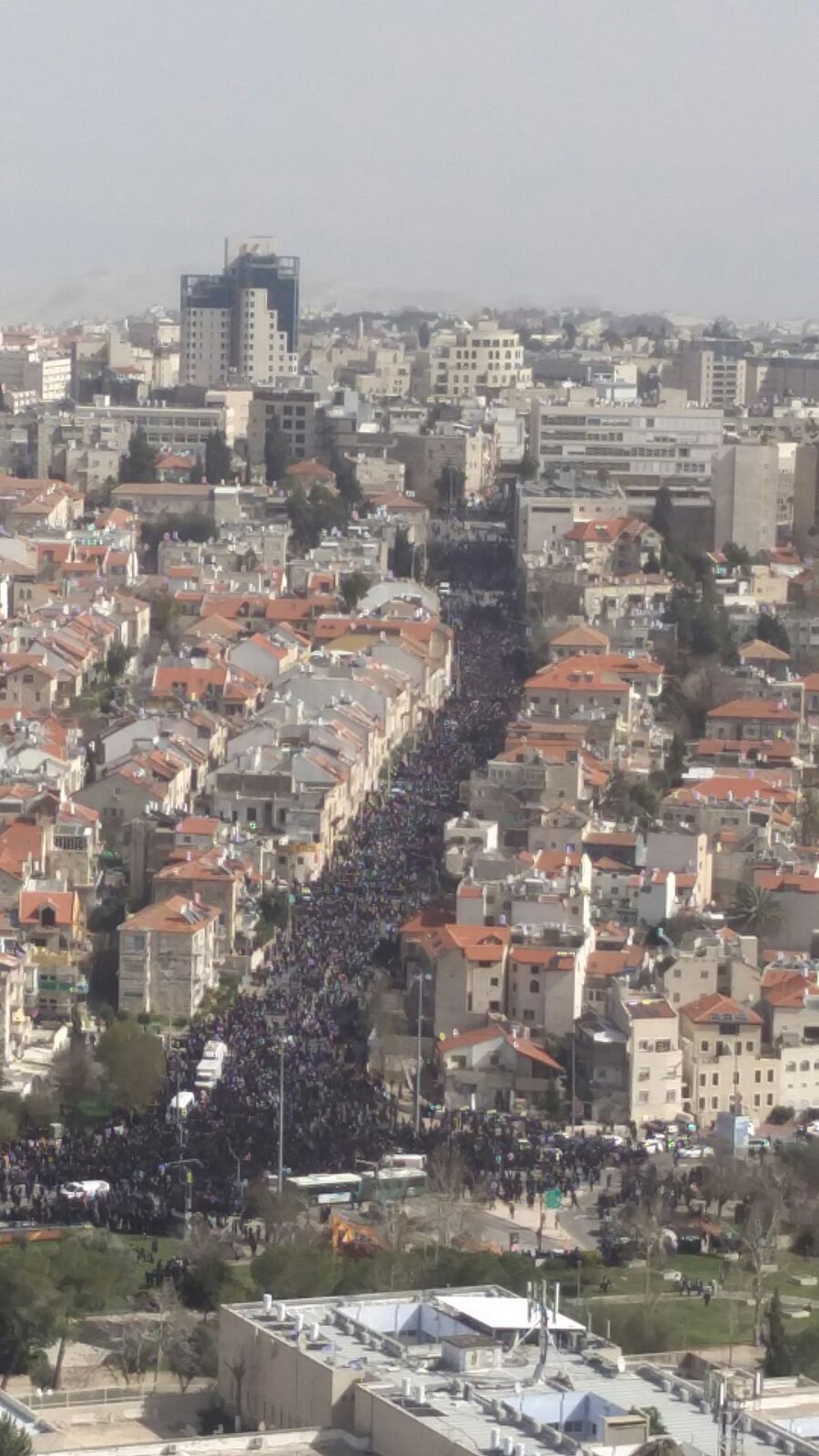 ההמונים סביב מיטת הגר"ש אוירבך • צפו בווידאו