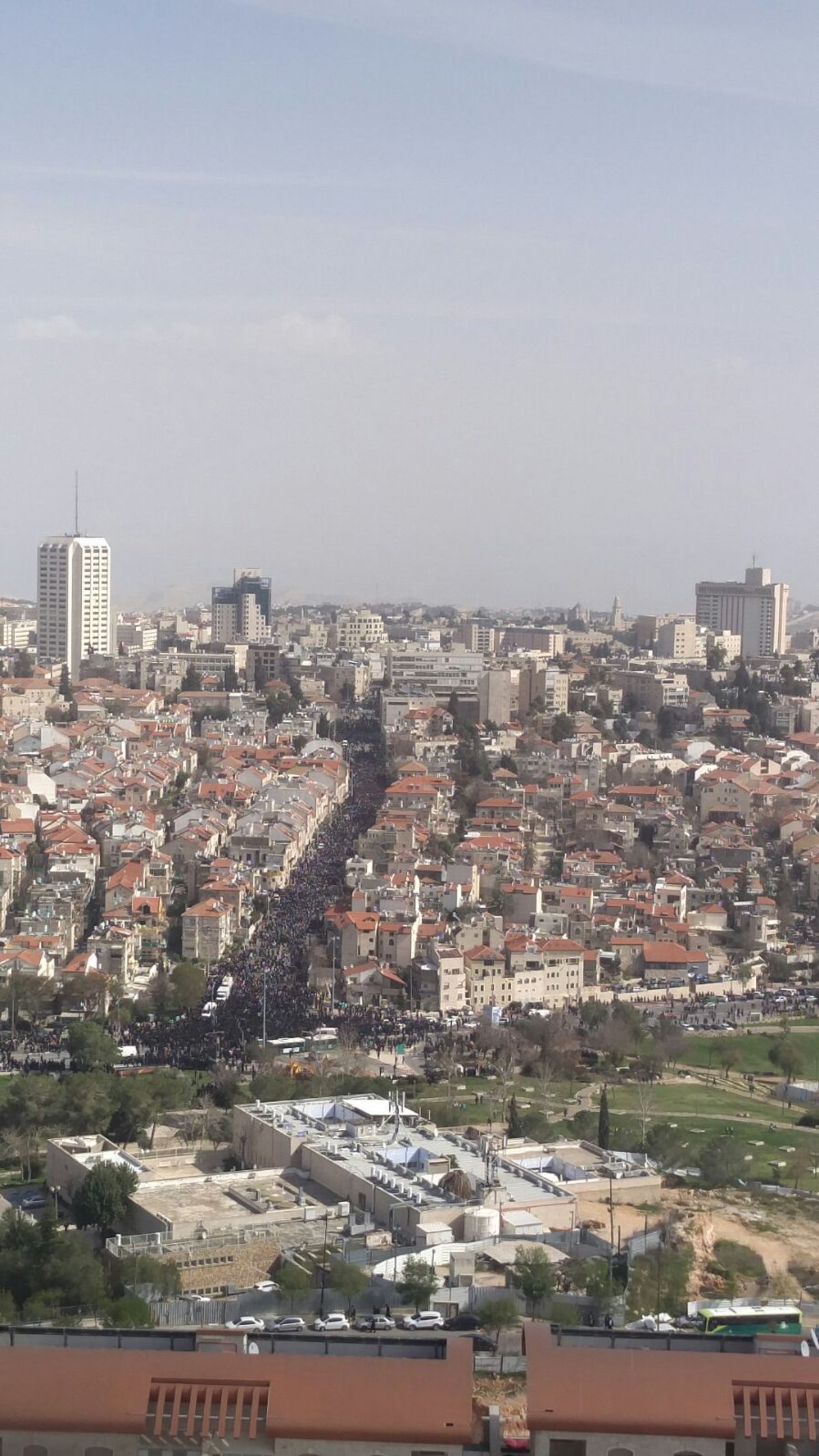 ההמונים סביב מיטת הגר"ש אוירבך • צפו בווידאו