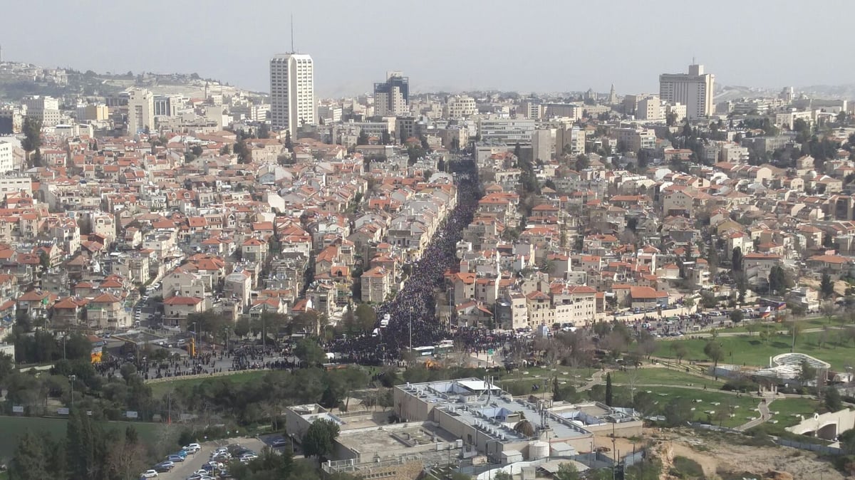 ההמונים סביב מיטת הגר"ש אוירבך • צפו בווידאו