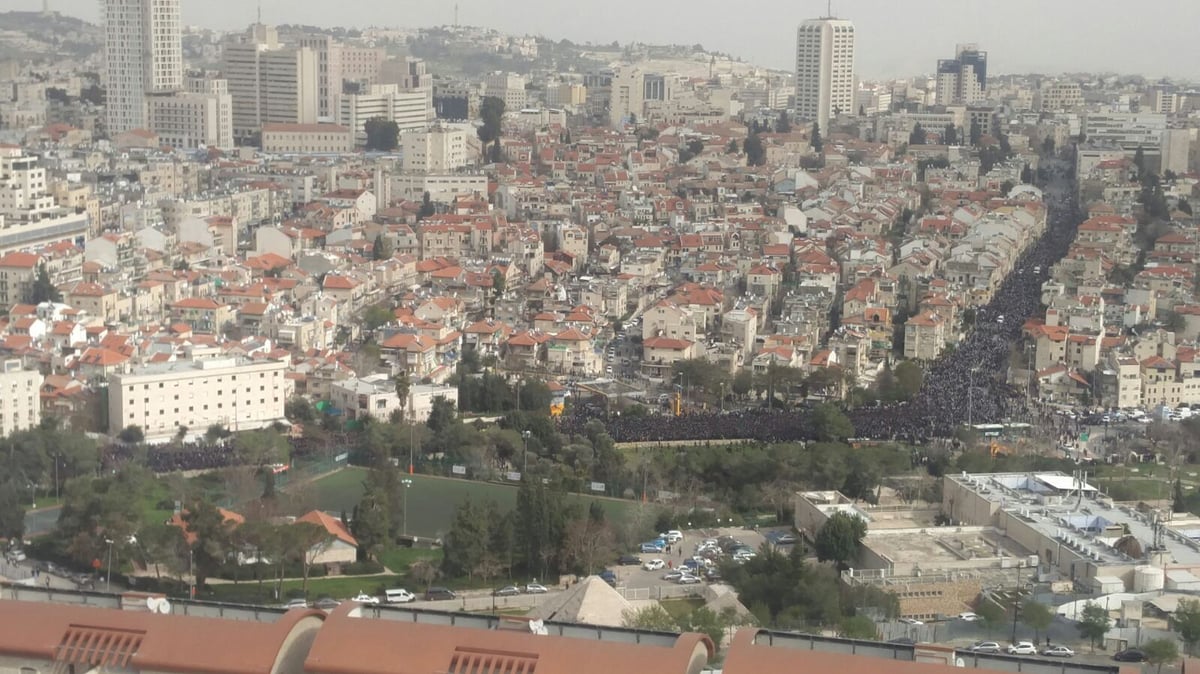 ההמונים סביב מיטת הגר"ש אוירבך • צפו בווידאו