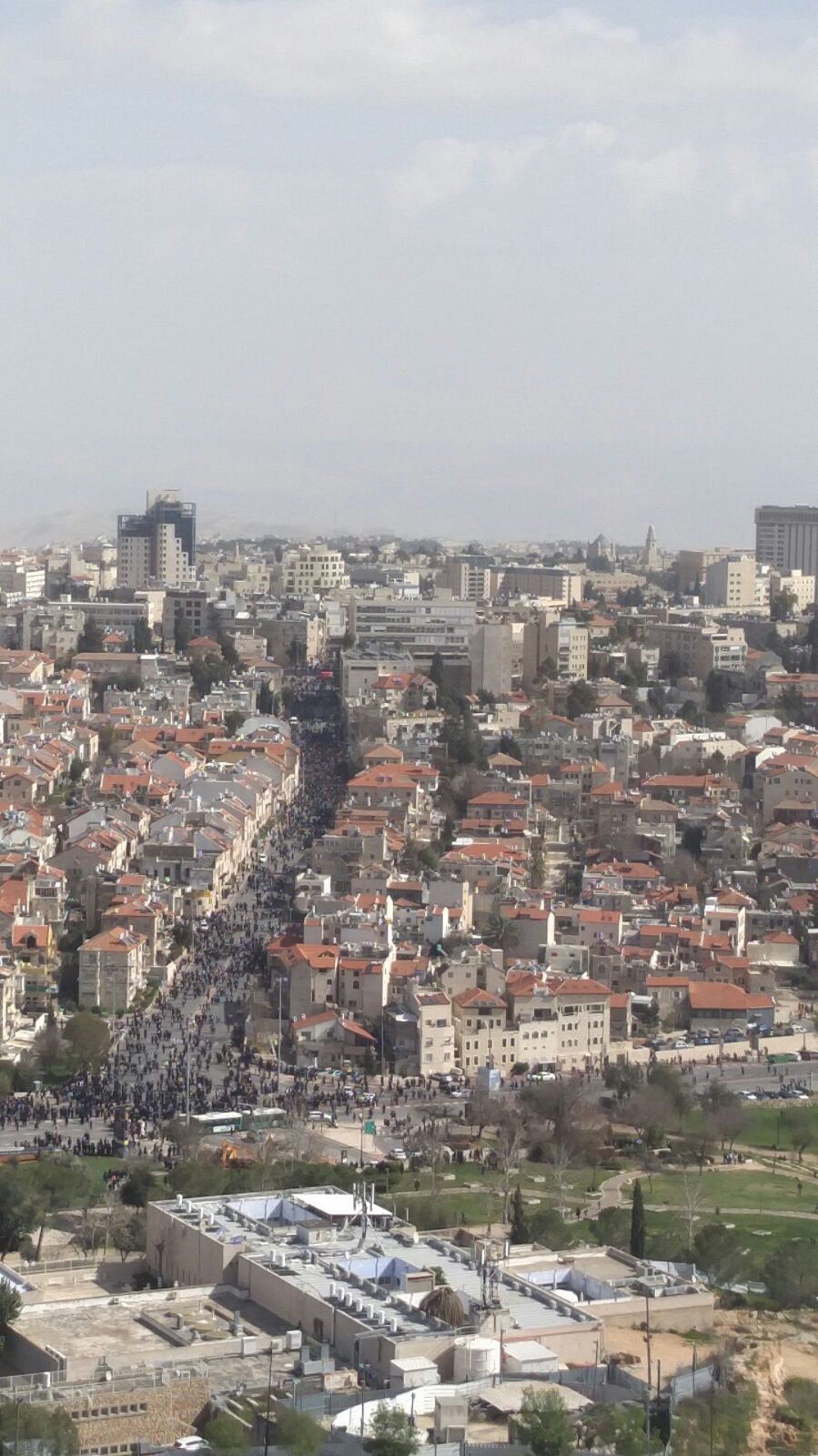 ההמונים סביב מיטת הגר"ש אוירבך • צפו בווידאו