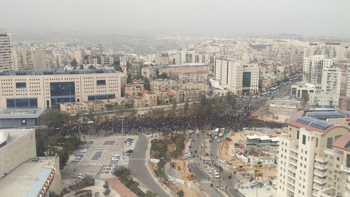 ההמונים סביב מיטת הגר"ש אוירבך • צפו בווידאו