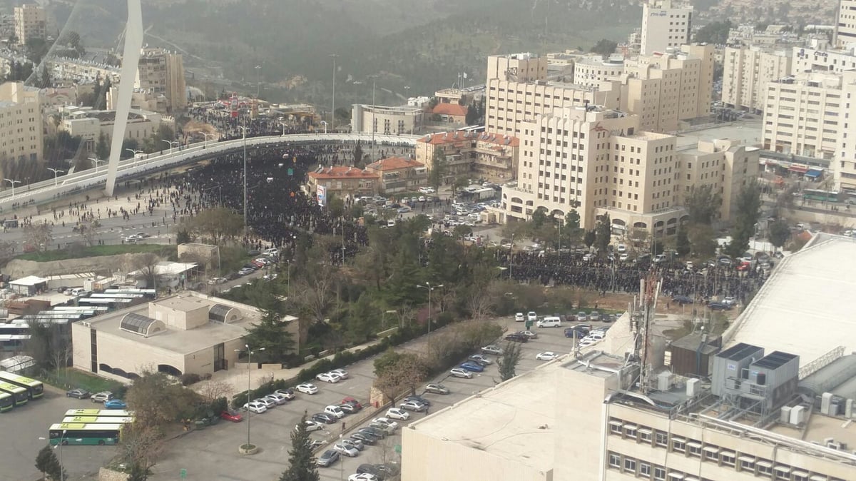 ההמונים סביב מיטת הגר"ש אוירבך • צפו בווידאו