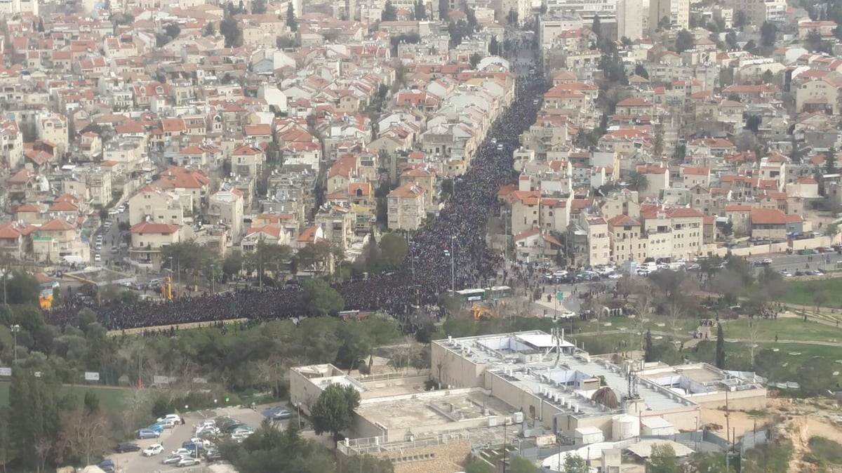 ההמונים סביב מיטת הגר"ש אוירבך • צפו בווידאו