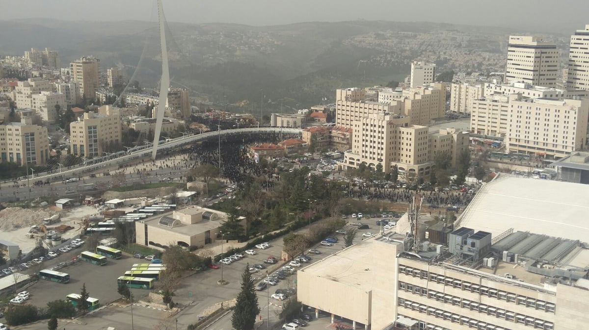 ההמונים סביב מיטת הגר"ש אוירבך • צפו בווידאו