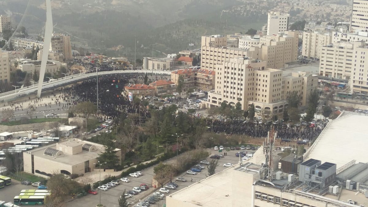 ההמונים סביב מיטת הגר"ש אוירבך • צפו בווידאו