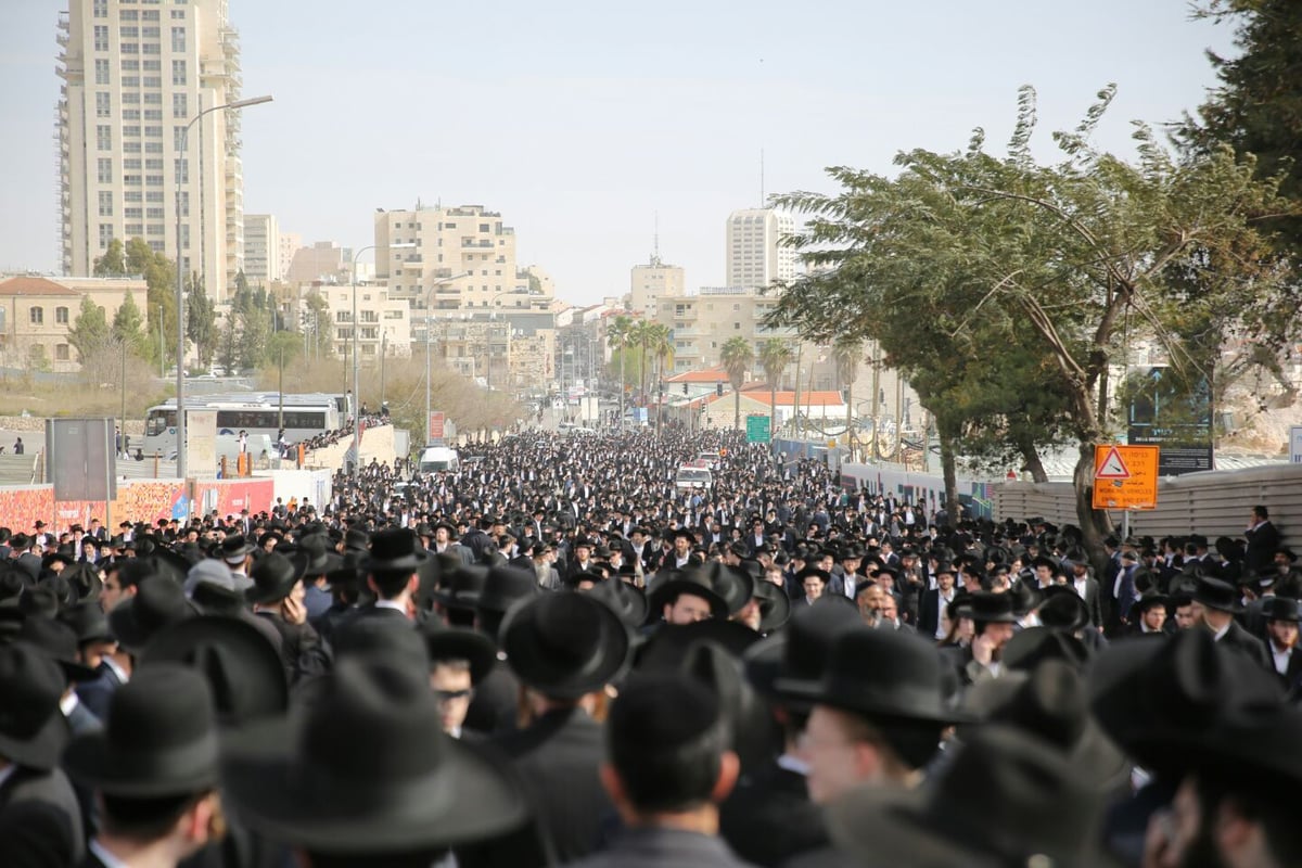 מסע הלווית הגאון רבי שמואל אוירבך זצ"ל • צפו בשידור חוזר