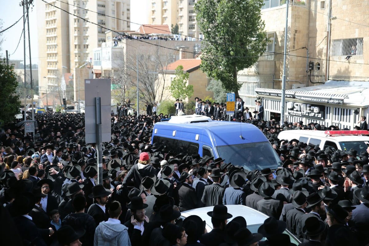 מסע הלווית הגאון רבי שמואל אוירבך זצ"ל • צפו בשידור חוזר