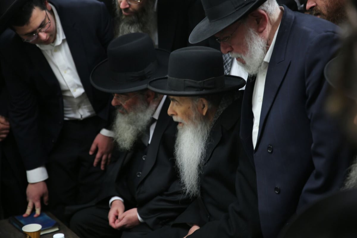 גלריה: ניחום האבלים בבית הגר"ש אוירבך