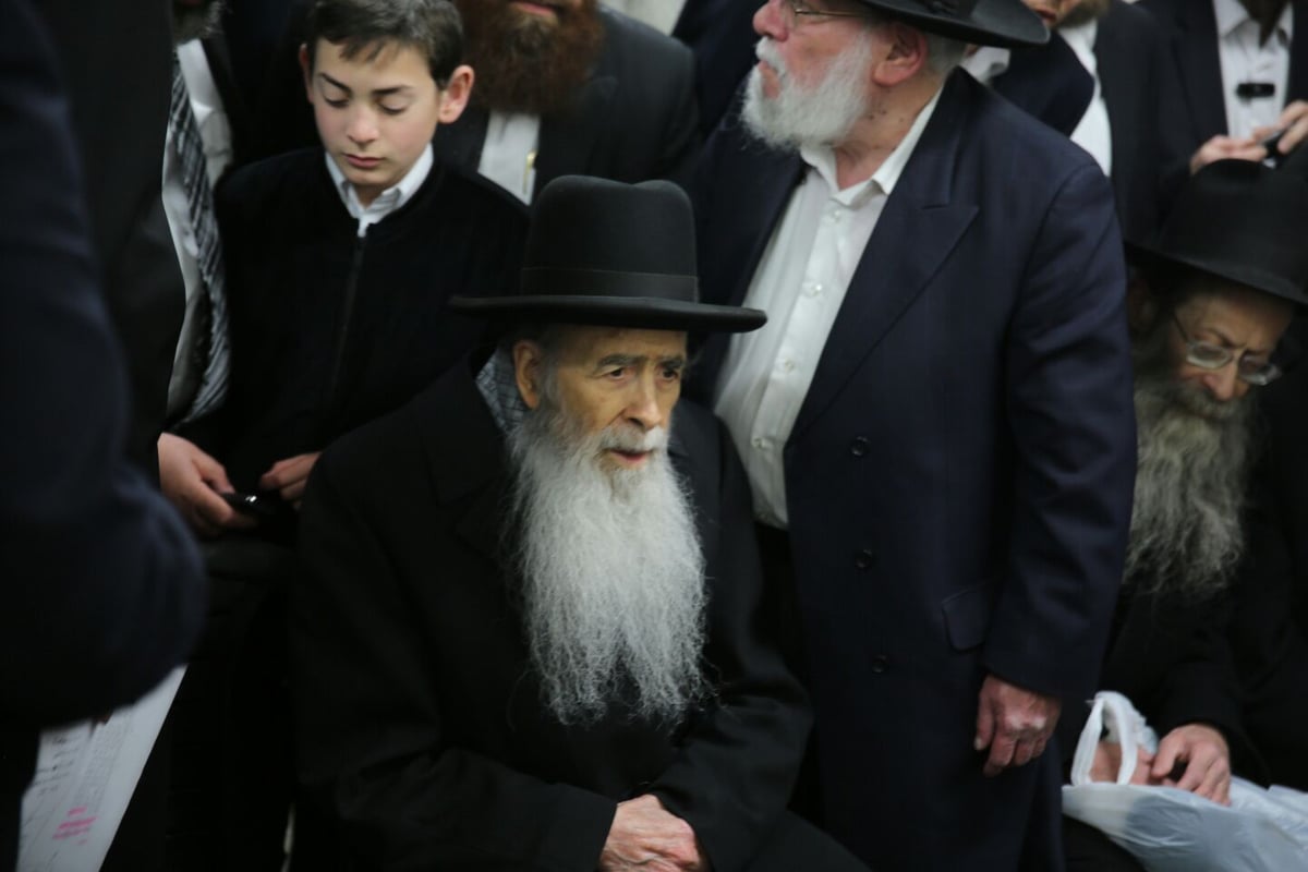 גלריה: ניחום האבלים בבית הגר"ש אוירבך