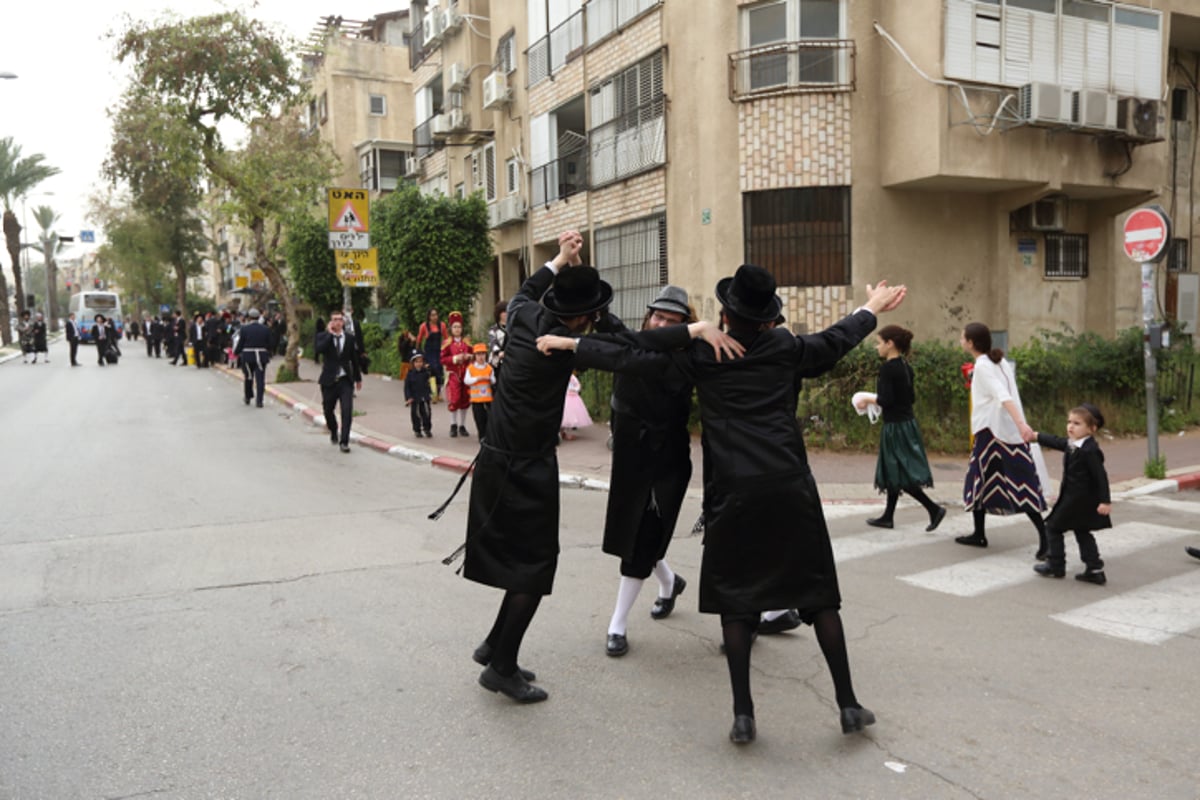 בחורי ישיבה בפורים. אילוסטרציה