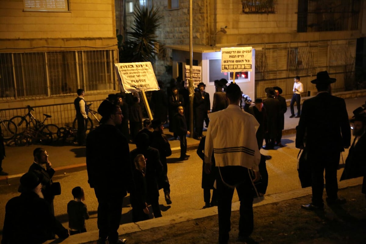 עשרות קיצונים הפגינו מול בתי ליצמן ומוזס