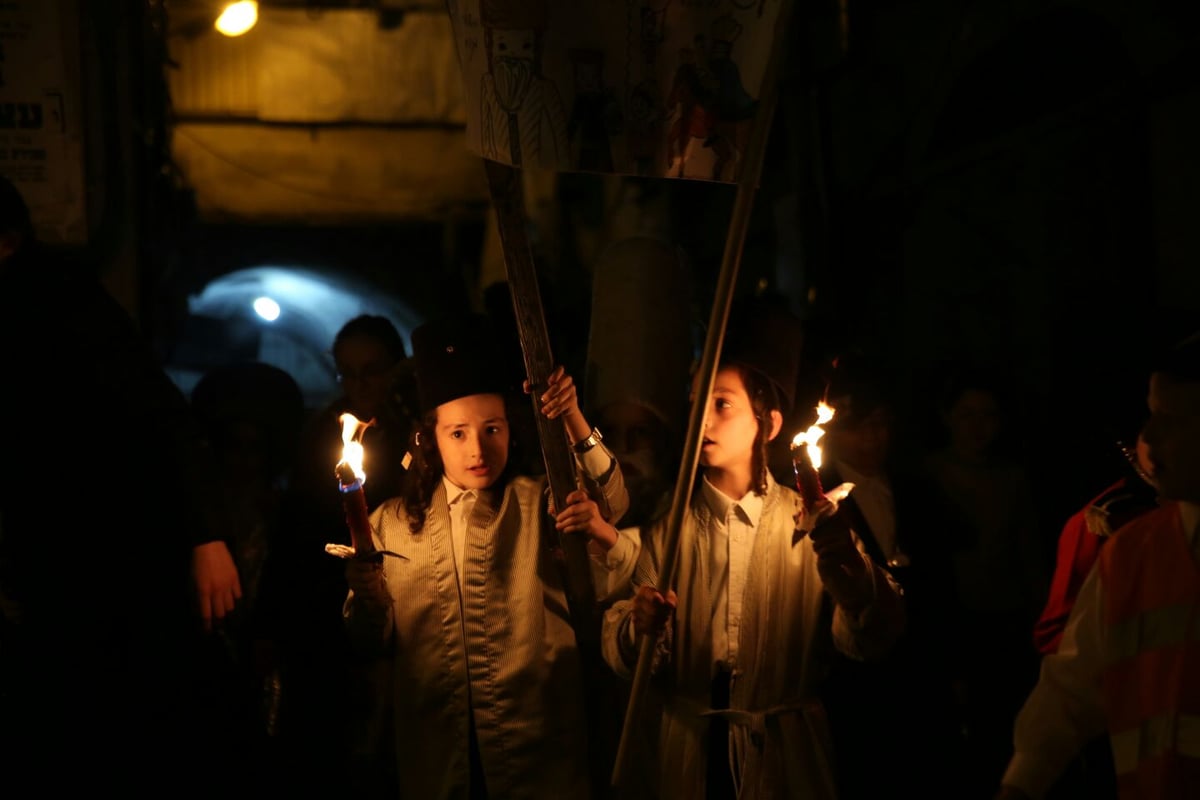 בלפידים ובשירה: התלווינו ל"פורים רב" במאה שערים