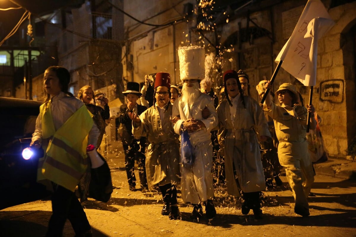 בלפידים ובשירה: התלווינו ל"פורים רב" במאה שערים