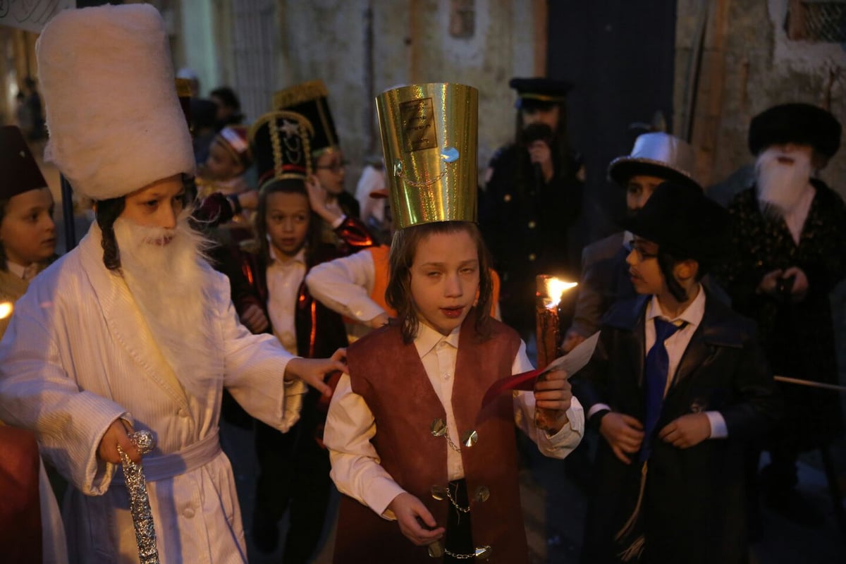 בלפידים ובשירה: התלווינו ל"פורים רב" במאה שערים