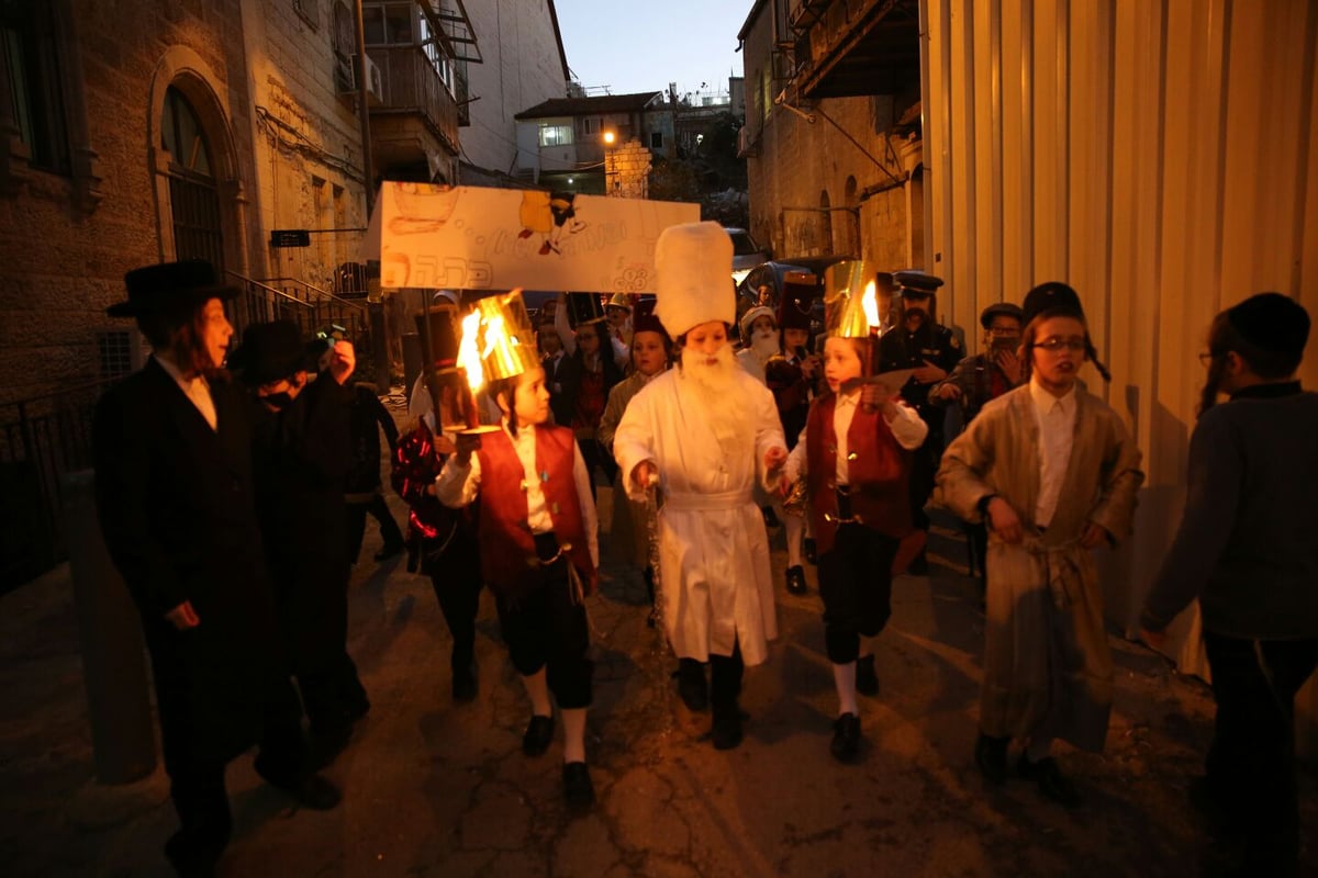 בלפידים ובשירה: התלווינו ל"פורים רב" במאה שערים