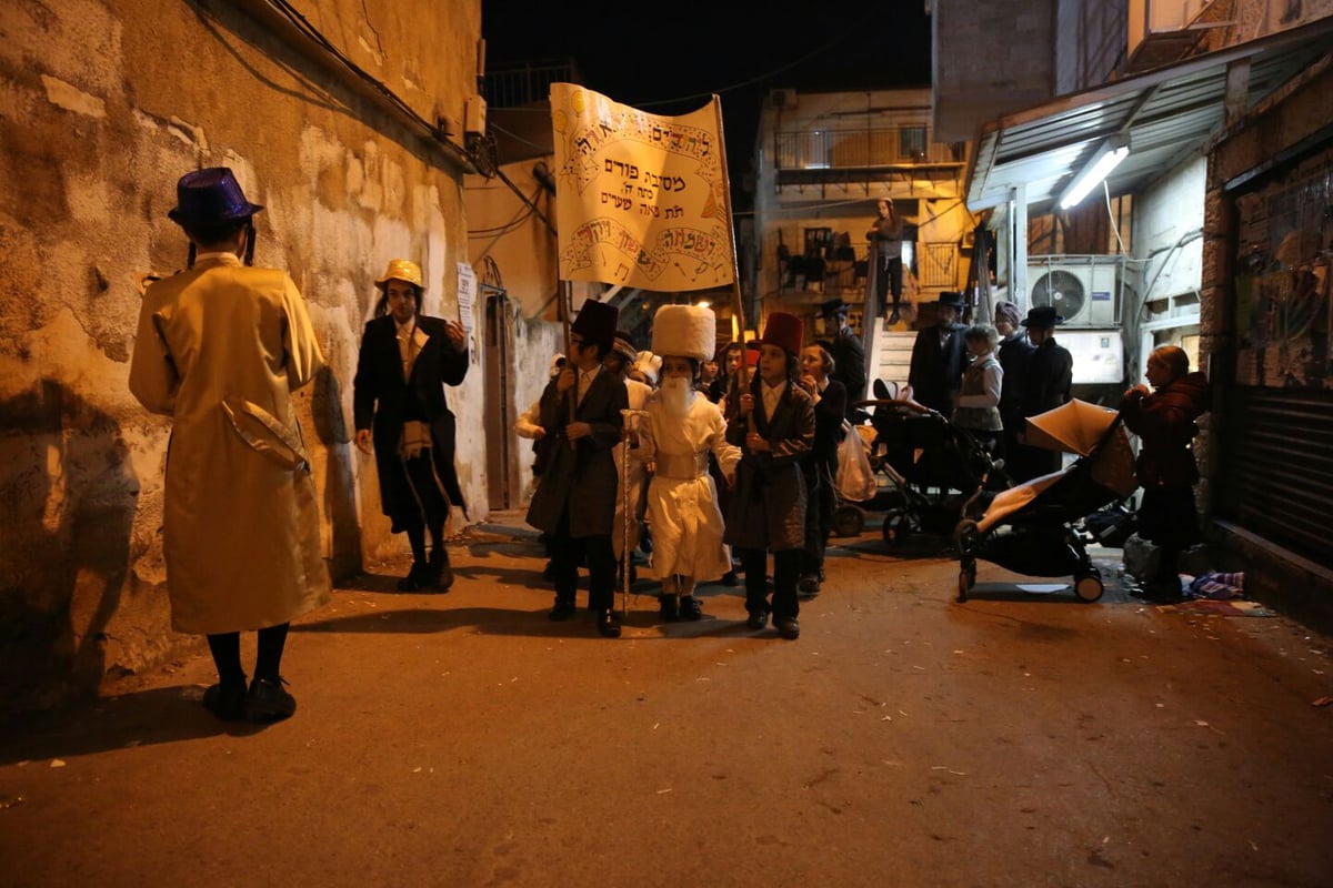 בלפידים ובשירה: התלווינו ל"פורים רב" במאה שערים