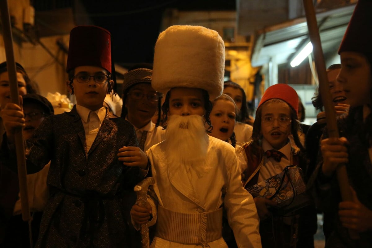 בלפידים ובשירה: התלווינו ל"פורים רב" במאה שערים