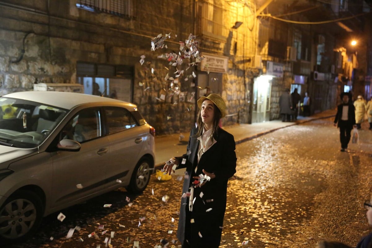 בלפידים ובשירה: התלווינו ל"פורים רב" במאה שערים