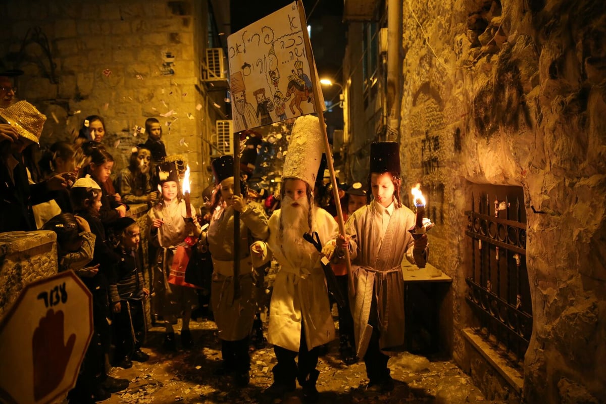 בלפידים ובשירה: התלווינו ל"פורים רב" במאה שערים