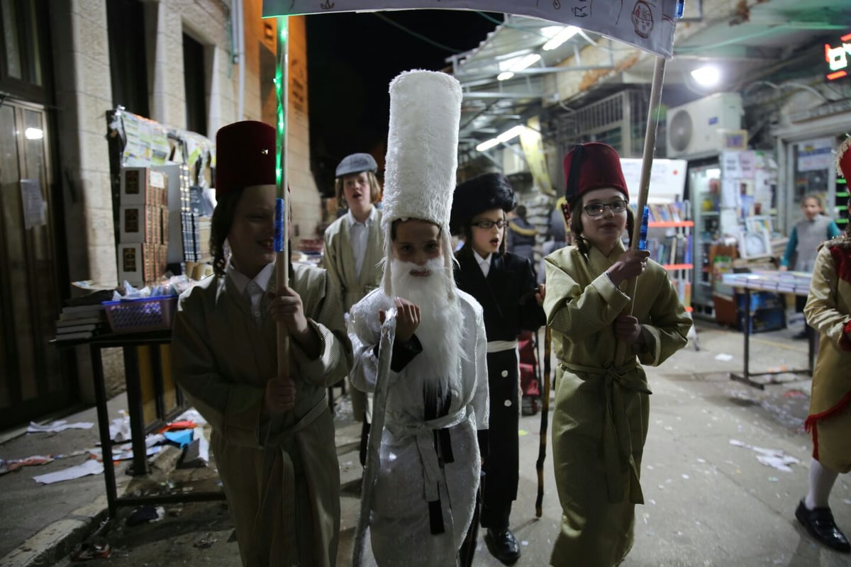 בלפידים ובשירה: התלווינו ל"פורים רב" במאה שערים