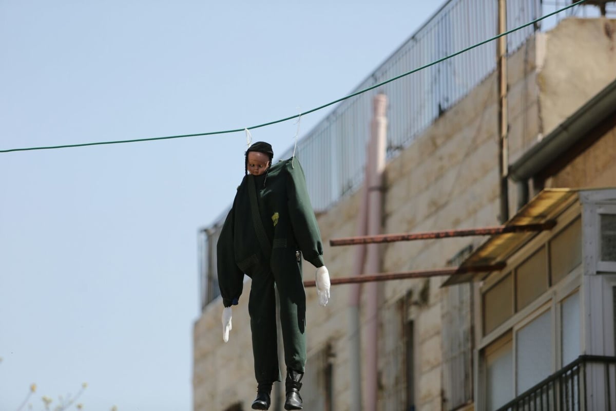 מרוץ הבובות: המשטרה הורידה את ה"חייל" - ואחרים נתלו במקומה