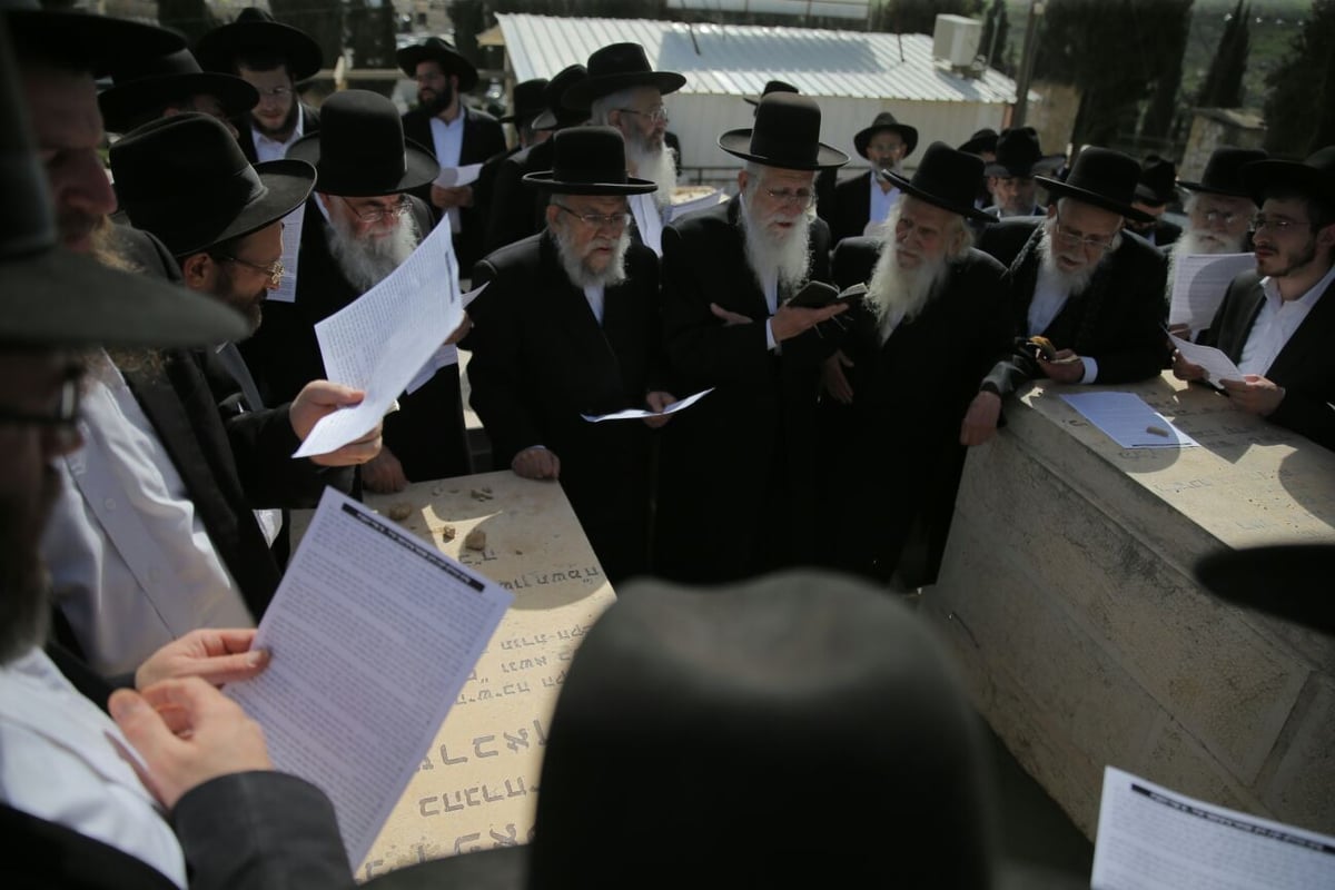 הגר"ע אוירבך בציונו של אחיו זצ"ל, הבוקר