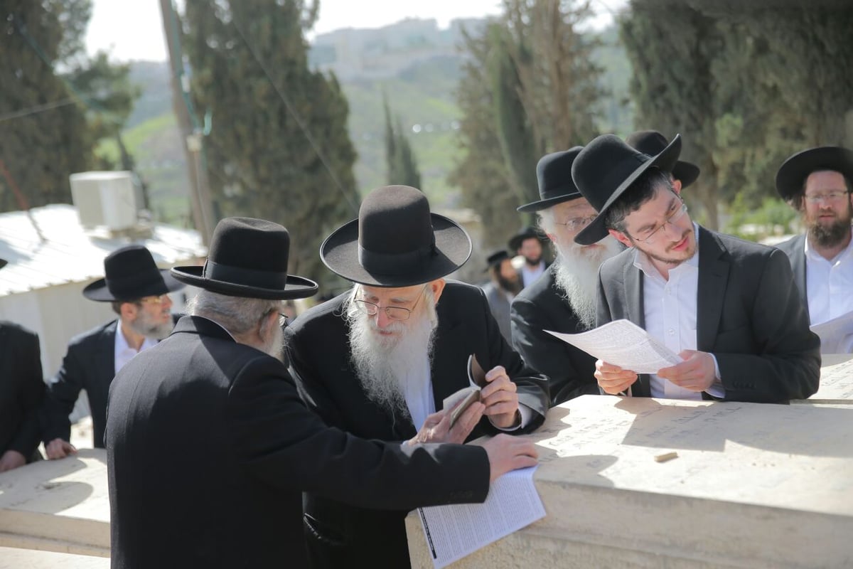 העלייה לקברו של הגר"ש אוירבך זצ"ל • צפו