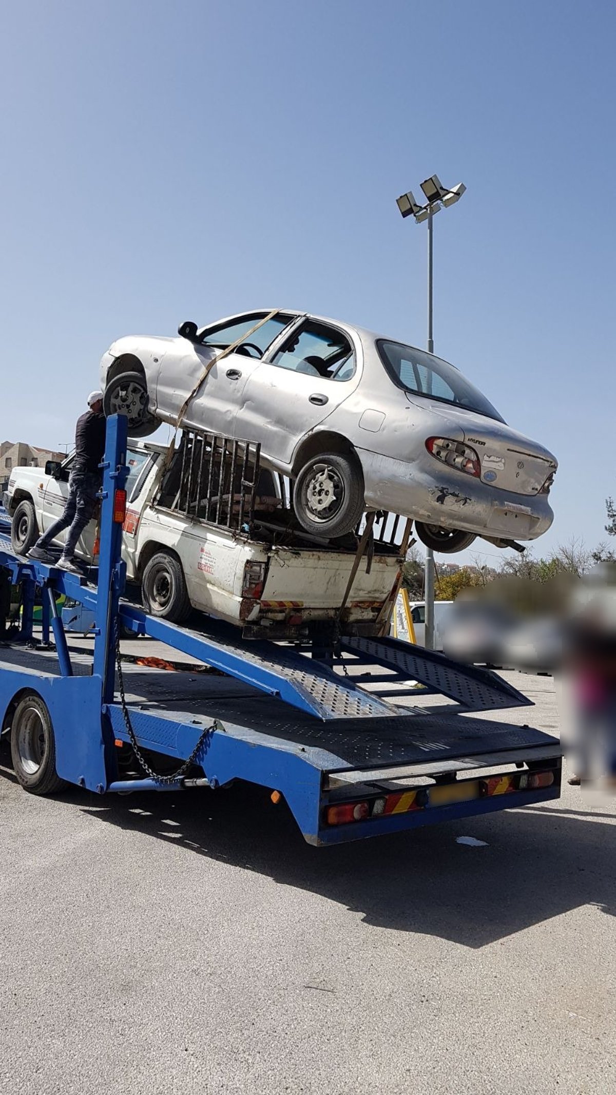 טנדר הוביל על הגג רכב נוסף ונעצר • צפו