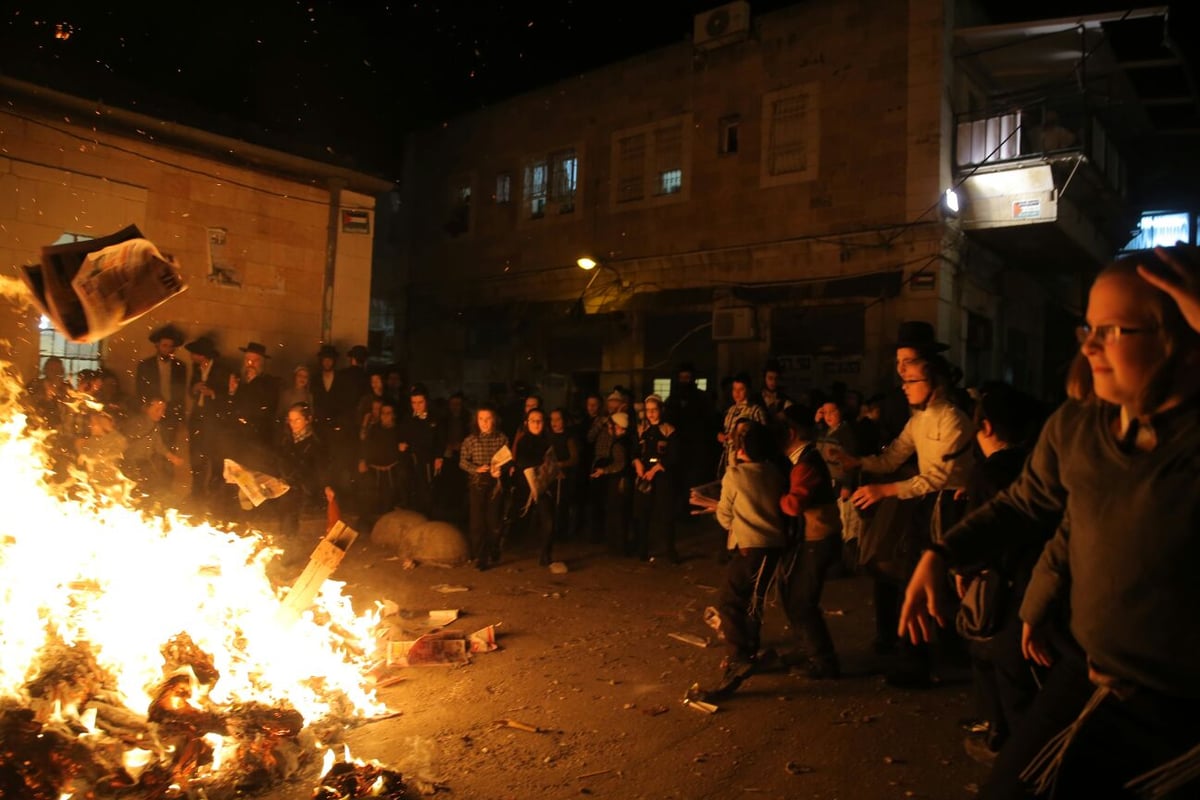 שוק מאה שערים: מאות עותקי 'יתד נאמן' ודגלי ישראל הועלו באש