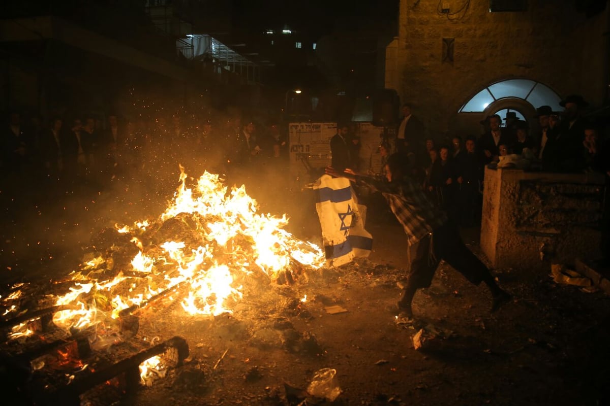 שוק מאה שערים: מאות עותקי 'יתד נאמן' ודגלי ישראל הועלו באש