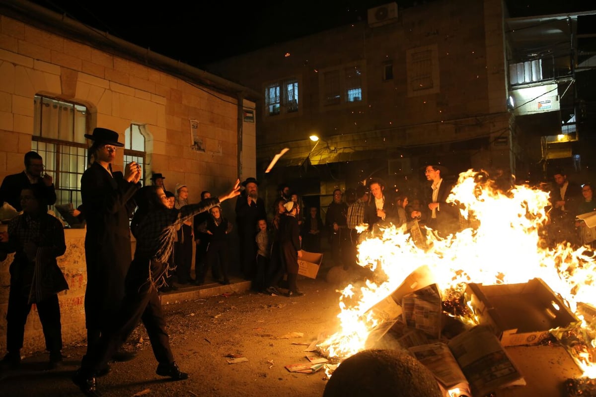 שוק מאה שערים: מאות עותקי 'יתד נאמן' ודגלי ישראל הועלו באש