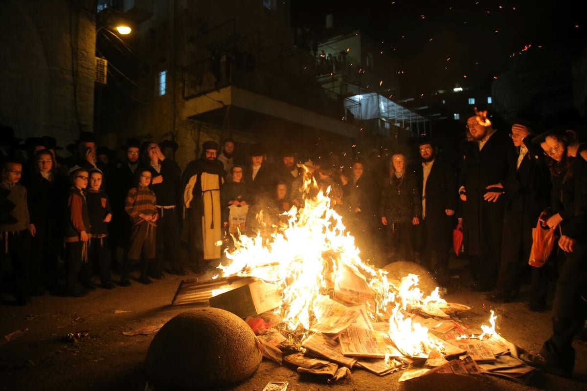 שוק מאה שערים: מאות עותקי 'יתד נאמן' ודגלי ישראל הועלו באש