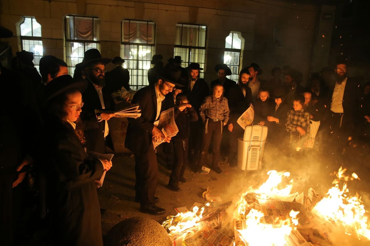 שוק מאה שערים: מאות עותקי 'יתד נאמן' ודגלי ישראל הועלו באש