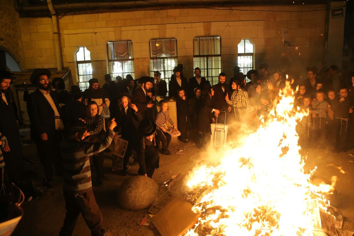 שוק מאה שערים: מאות עותקי 'יתד נאמן' ודגלי ישראל הועלו באש