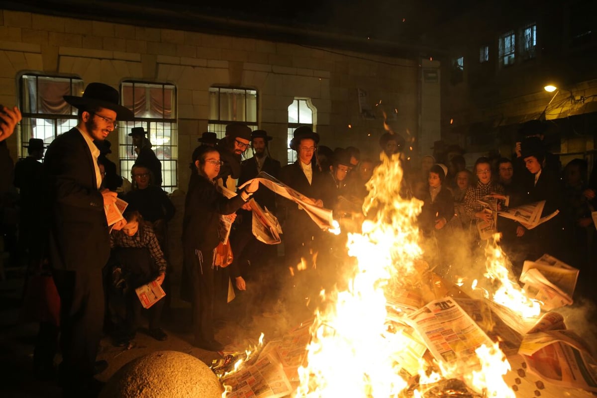 שוק מאה שערים: מאות עותקי 'יתד נאמן' ודגלי ישראל הועלו באש