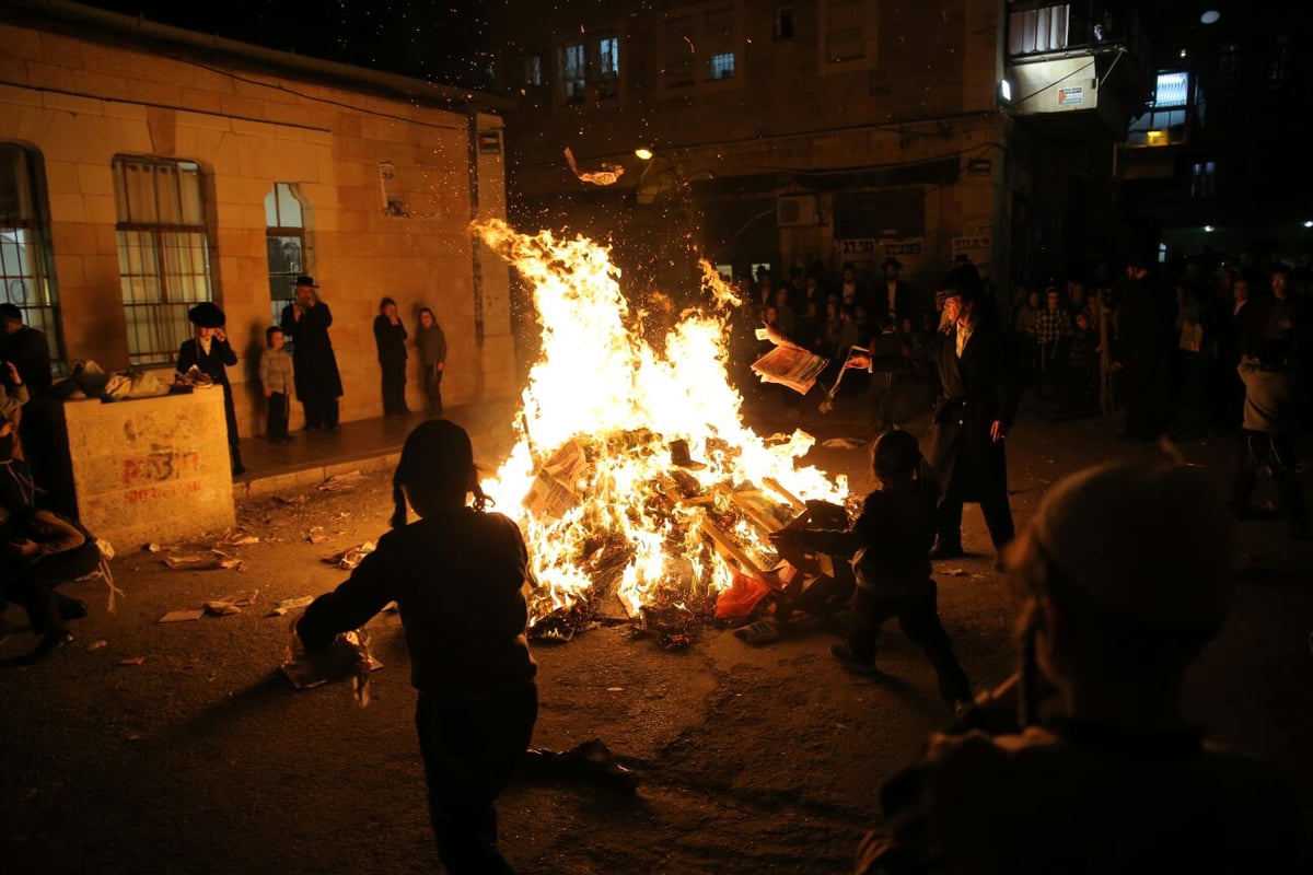 שוק מאה שערים: מאות עותקי 'יתד נאמן' ודגלי ישראל הועלו באש