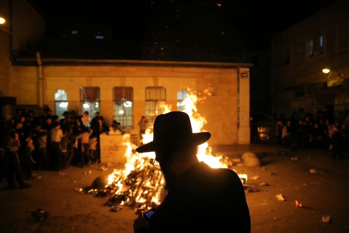 שוק מאה שערים: מאות עותקי 'יתד נאמן' ודגלי ישראל הועלו באש