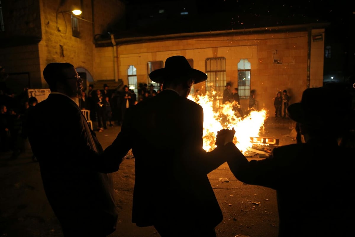 שוק מאה שערים: מאות עותקי 'יתד נאמן' ודגלי ישראל הועלו באש